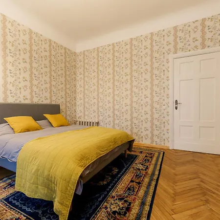 La Belle Etage Apartment *